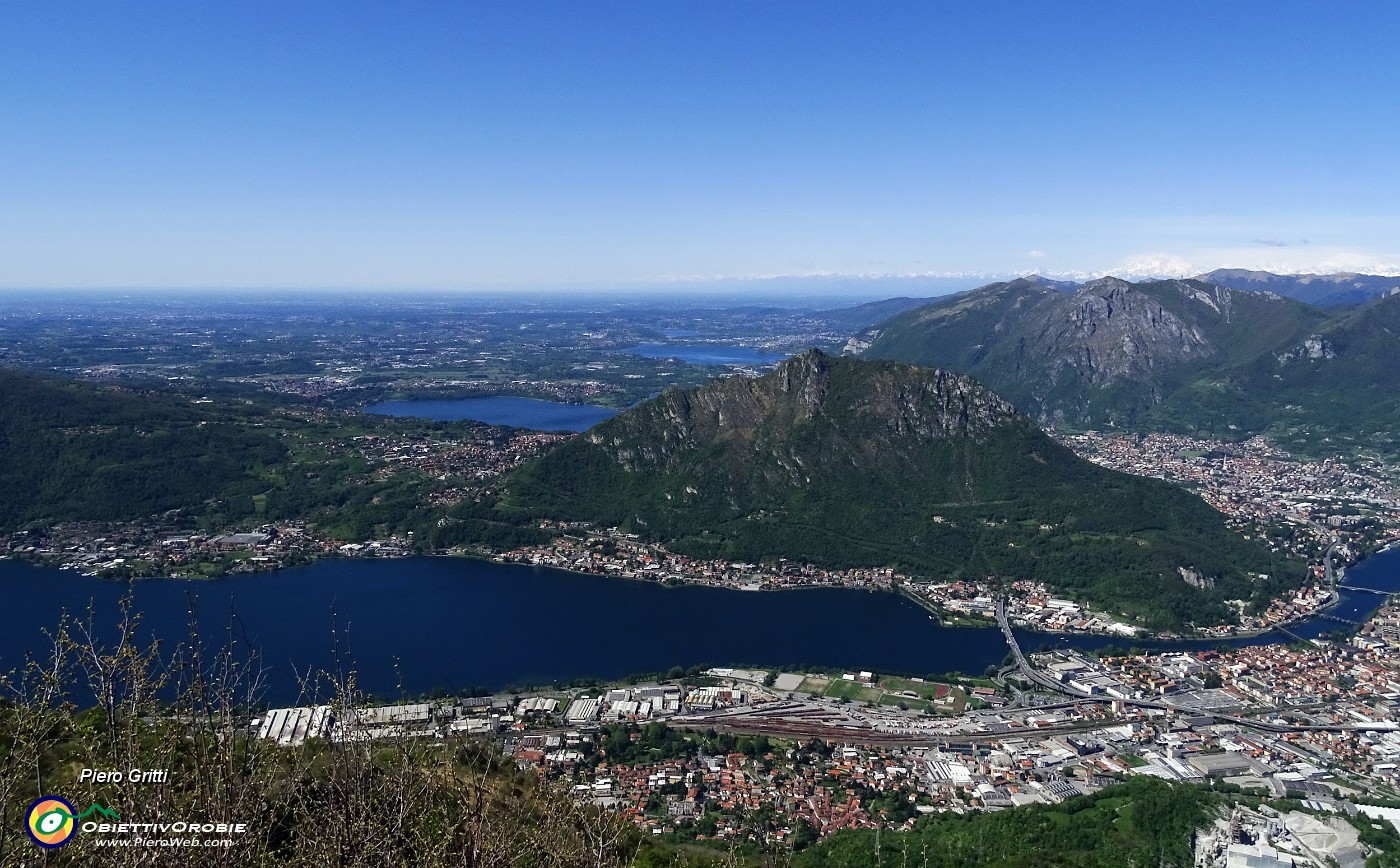 24 Spettacolare vista verso Lecco, i suoi laghi e monti.JPG -                                